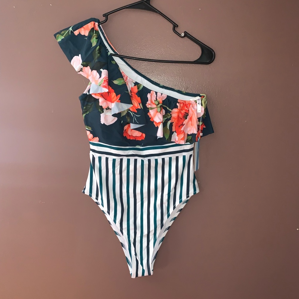 CUPSHE Swimsuit - Picture 4 of 6